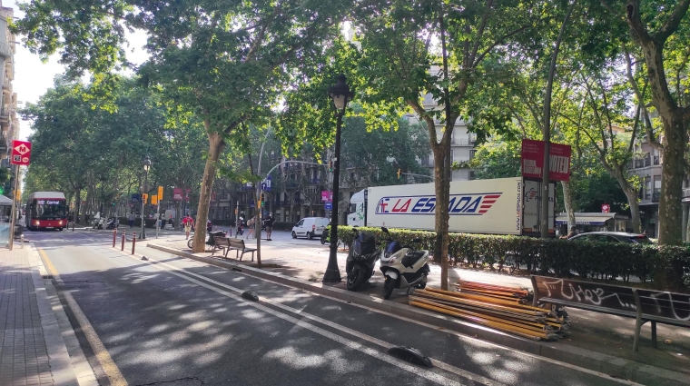 Un camión circulando por el centro de Barcelona este verano, cuando el sector podía acogerse a la moratoria de la ZBE. Foto L.E.