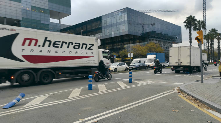 Camiones circulando por el paseo de Zona Franca de Barcelona. Foto L.E.