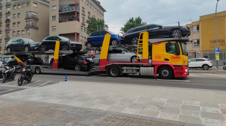 Imagen de un portavehículos en Barcelona. Foto L. Escrihuela.