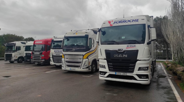 Camiones estacionados en un área de servicio. Foto L. Escrihuela.