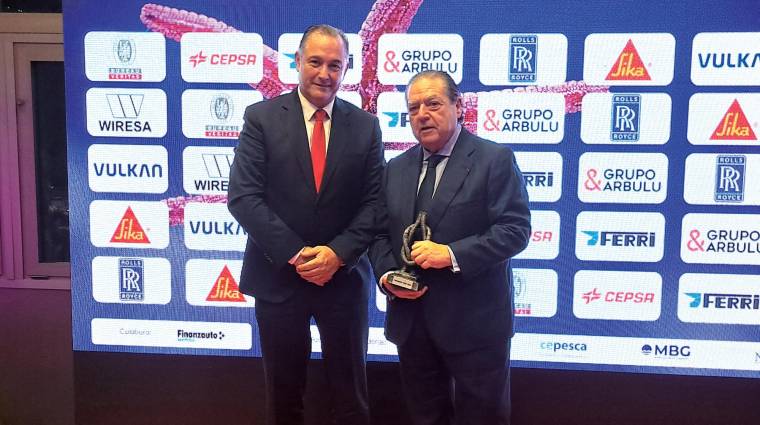 Vicente Boluda, presidente de Boluda Corporación Marítima, recibió el Premio FINE en la categoría de armador de manos de José Ignacio Cuenca, Managing Director de Vulkan. Foto J.P.