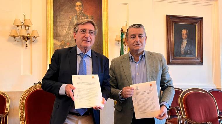 Rafael Carmona, presidente de la APS y Antonio Sanz, consejero de Presidencia de la Junta de Andalucía, durante la firma del convenio.