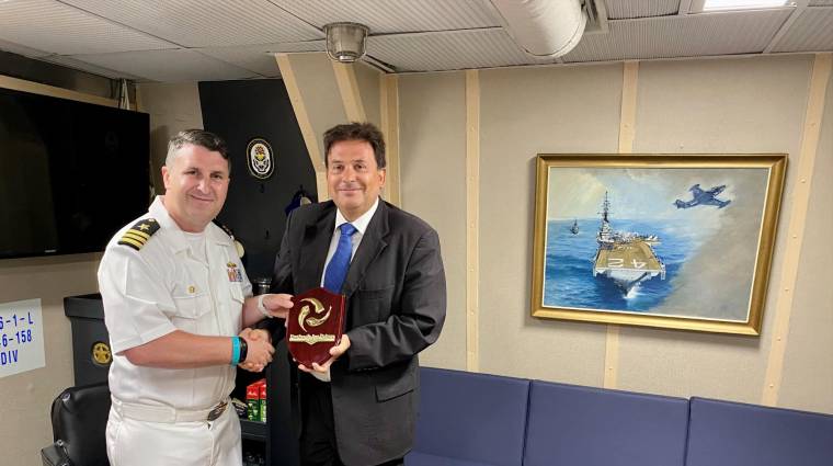 El presidente de la APLP, Luis Ibarra, ha entregado una metopa al comandante del “USS Roosvelt”, John Mastriani, por la primera visita del buque al puerto.