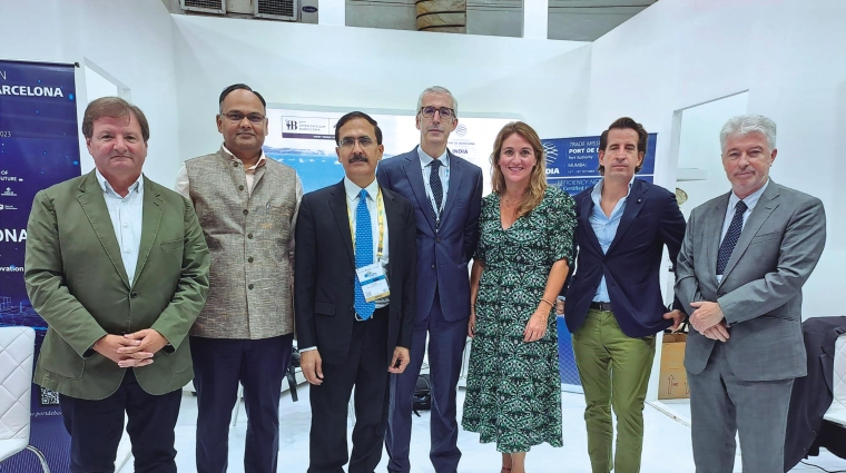 Antonio Llobet, presidente del COACAB y del Consejo General; P.N. Pandeuy, director adjunto de Aduanas en India; Anupam Prakash, secretario general de Aduanas del Ministerio de Finanzas de India; José Carlos Llagostera, director de la Aduana Marítima de Barcelona; Irene Guardiola, letrada del COACAB; José Miguel Masiques, vicepresidente del COACAB, y Manel Galán, jefe de Relaciones Externas de la AP de Barcelona. Foto F.V.