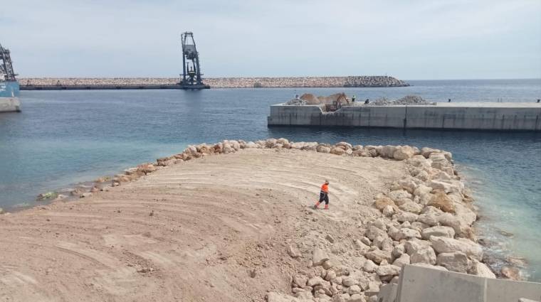 La APA continúa los trabajos con el fin de habilitar el duque de alba existente al sur del Muelle de Ribera I del Puerto de Carboneras.