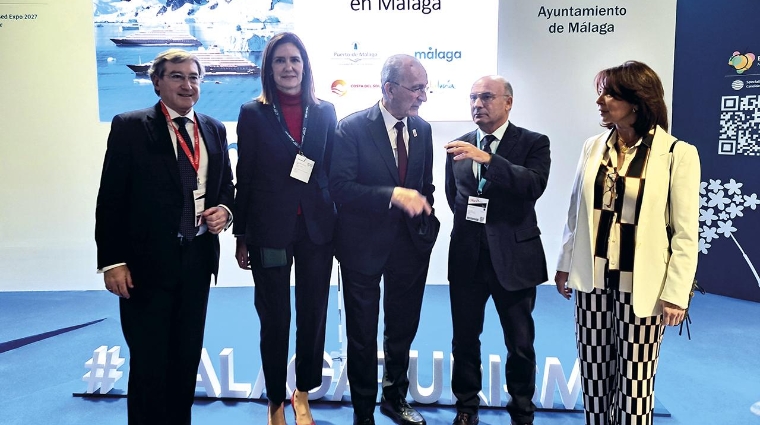 La presentación del bautismo de la nueva nave de Scenic ha tenido lugar esta mañana en FITUR y ha sido realizada por el presidente de la Autoridad Portuaria de Málaga, Carlos Rubio Basabe y el alcalde de Málaga, Francisco de la Torre, en el centro de la imagen.