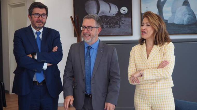 Álvaro Rodríguez, el presidente de Puertos del Estado; Saül Garreta, presidente de la APT y Raquel Sánchez, ministra de transportes, movilidad y agenda urbana.