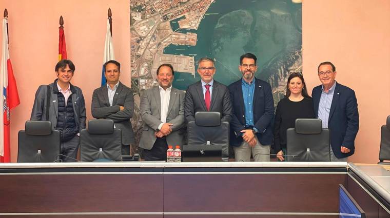 El presidente de la APS, César Díaz (cuarto por la dcha), ha recibido a miembros de AET encabezados por su presidente, Juan Manuel Martínez Mourin (tercero por la dcha).