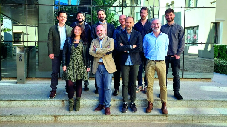 En el centro de la imagen Juan Manuel Díez, jefe de planificación estratégica e innovación de la Autoridad Portuaria de Valencia y Salvador Furió, director de innovación y desarrollo del clúster de la Fundación Valenciaport rodeados por los representantes de las startups aceleradas.