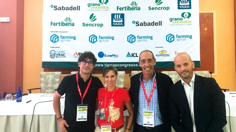 Joxan Madinabeitia, del departamento comercial del Puerto de Baiona (segundo por la derecha), junto a representantes de la organización del IX Congreso “El futuro del cereal”.