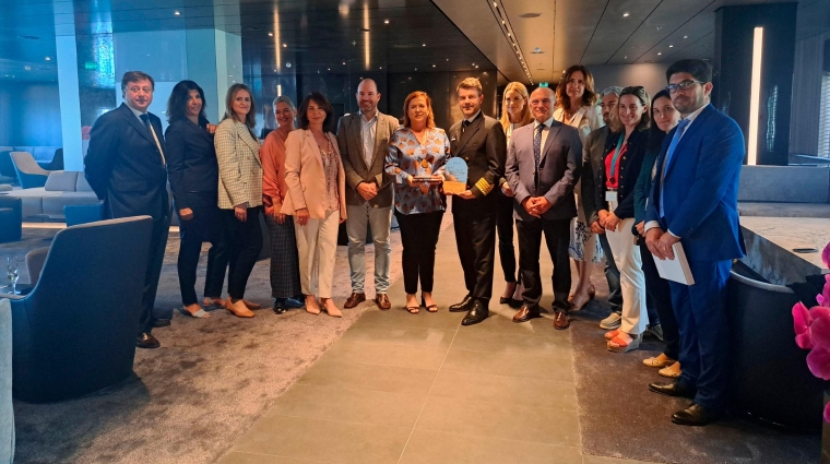 Representantes del puerto y el destino celebraron una recepción a bordo durante la cual se hizo entrega de una placa conmemorativa al capitán del buque.