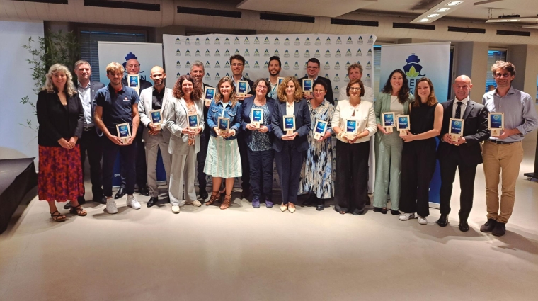 Los representantes de los armadores inscritos en el programa Green Marine Europe recibieron sus correspondientes acreditaciones en Bilbao. Foto J.P.