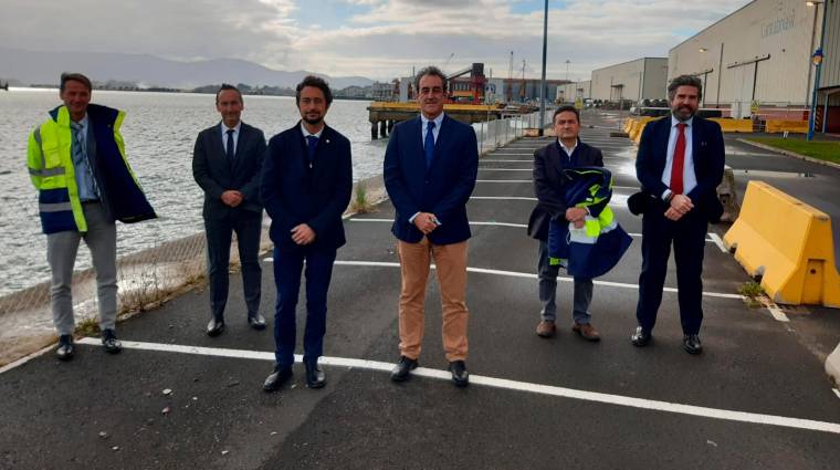 En el centro de la imagen: Damià Calvet, presidente de la Autoridad Portuaria de Barcelona, y Francisco Martín, presidente de la Autoridad Porturia de Santander. Foto Jaime Pinedo.