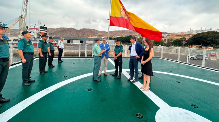 La presidenta de la APA, Rosario Soto; el director general de la Guardia Civil, Leonardo Marcos; y el delegado del Gobierno en Andalucía, Pedro Fernández, durante la visita al buque “Río Segura”.