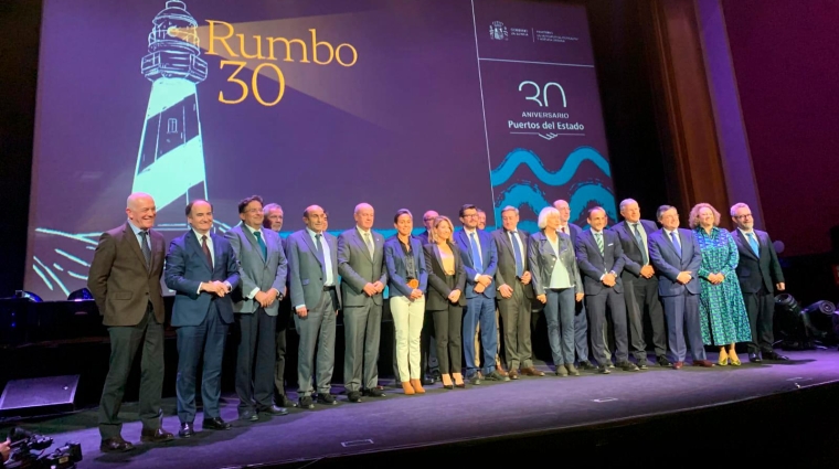 Foto de familia de los presidentes de las autoridades portuarias con Álvaro Rodríguez Dapena en cabeza, con la ministra de Transportes, Raquel Sánchez, y la secretaria de Estado de Transportes, Isabel Pardo de Vera. Foto P.P