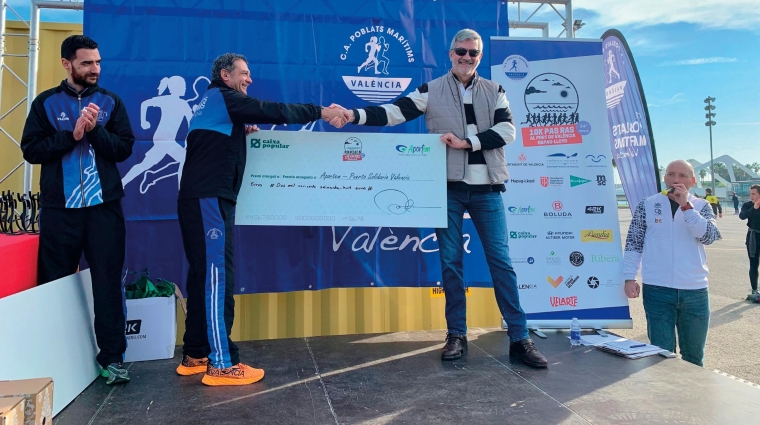 Paco Prado, presidente de Aportem-Puerto Solidario Valencia, recibió la aportación benéfica de manos de Manuel Garsando, presidente de C.A. Poblats Maritims, organizadores del Pas Ras al Port de Valencia Hapag-Lloyd.