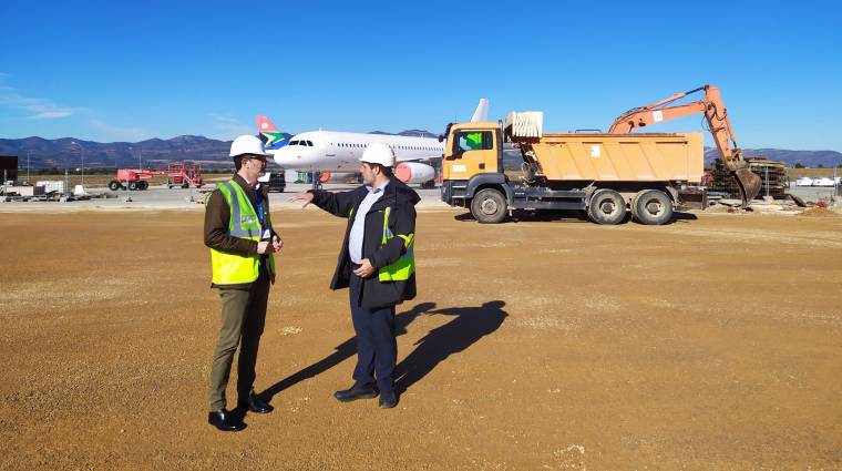 El director general de Aerocas, Justo Vellón, junto al gerente de eCube, Raúl Pérez, durante una visita a las obras de construcción del nuevo hangar.
