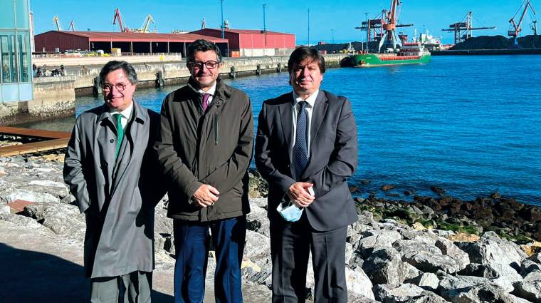 Desde la izquierda: Laureano Lourido, presidente de la Autoridad Portuaria de Gijón; Álvaro Rodríguez Dapena, presidente de Puertos del Estado; y José Manuel del Arco, director de la AP de Gijón.