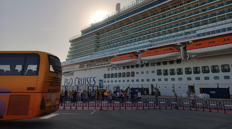 El crucero “Arvia” ha realizado hoy su primera escala en el Puerto de Valencia.