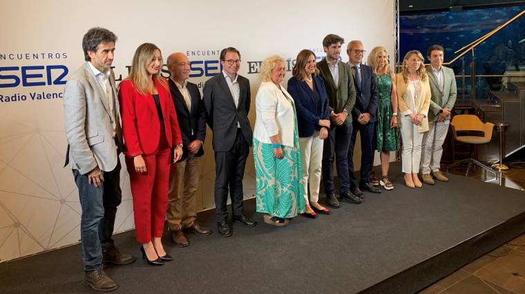 La nueva alcaldesa de Valencia, con su equipo de gobierno. Foto P.P.