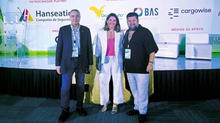 Pere Navarro, delegado especial CZFB; Blanca Sorigué, directora general CZFB; y Moisés Solís, presidente de ALACAT, durante el Congreso de 2022 de la federación, celebrado en México.