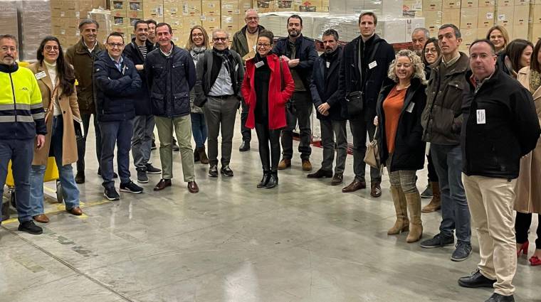 Los representantes de empresas asociadas de AVIA Clúster de automoción y movilidad de la Comunitat Valenciana durante su visita a las instalaciones de Aza Logistics en Sagunto.