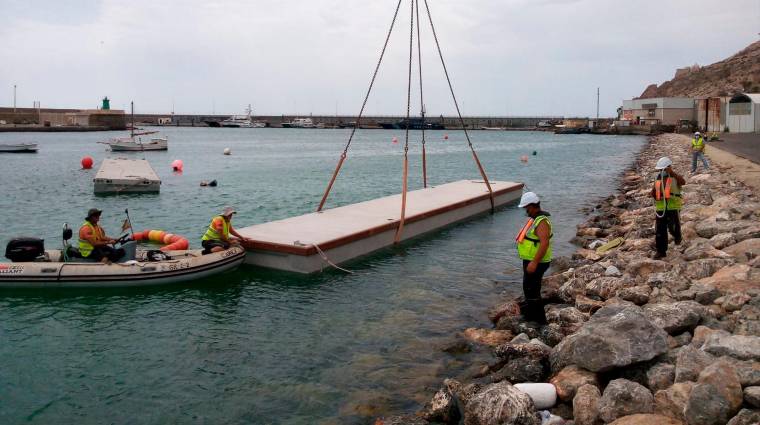 La APA adjudica a Dylan Marinas dos nuevos pantalanes flotantes para el Puerto Pesquero de Almería.