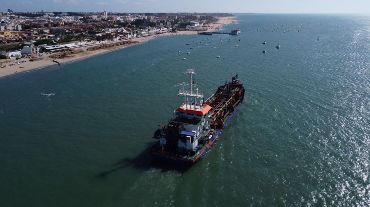 La draga finalizará en el ámbito de la esclusa ‘Puerta del Mar’, en septiembre.