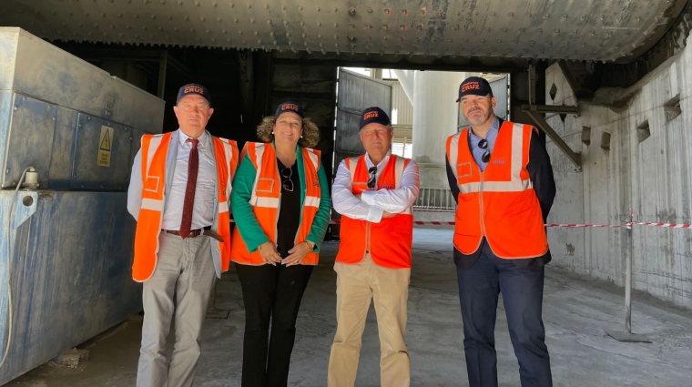 Un momento de la visita de los representantes del Puerto de Cartagena a las instalaciones de Cementos Cruz.