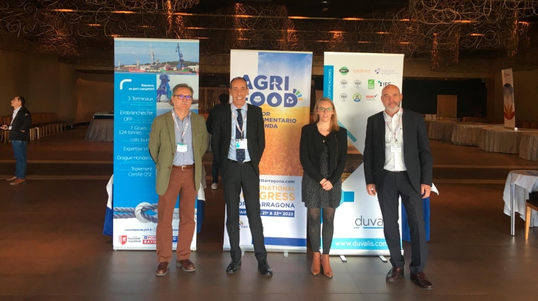 Joxan Madinabieita, del Puerto de Baiona (segundo izquierda), con Pedro Bernal, del Puerto de Tarragona (primero izquierda), que promocionó el IV Agrifood International Congress (Tarragona, 21-22 de junio de 2023) y Claire Vannier, de Duvalis.