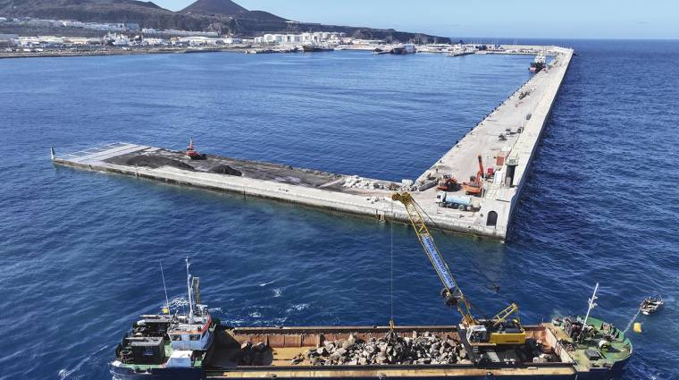 La nueva ampliación del dique de La Esfinge la configuran siete cajones flotantes de hormigón armado.
