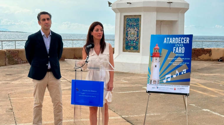 La presidenta de la APA, Rosario Soto, y el concejal del área de Turismo, Joaquín Pérez de la Blanca.
