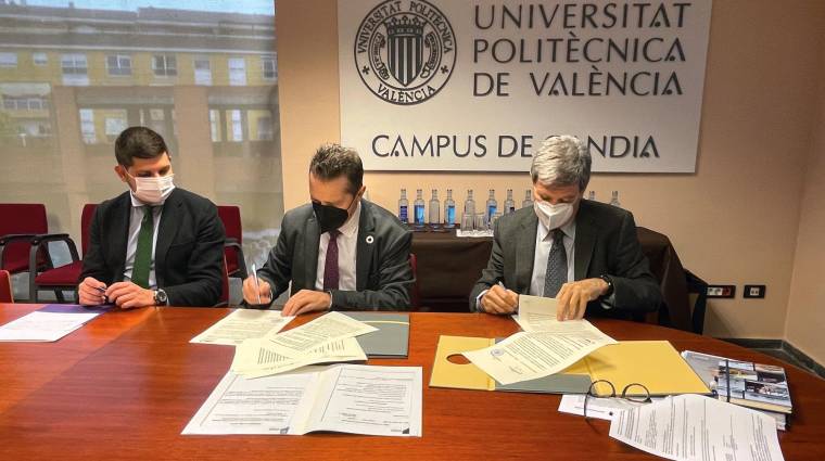Un momento de la firma del acuerdo. De izquierda a derecha: José Manuel Prieto, alcalde de Gandia; José E. Capilla, rector de la UPV; y Aurelio Martínez, presidente de la APV.