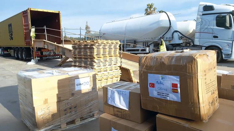 Los materiales que envía Çimsa a través de MSC se están distribuyendo en un campamento de refugiados cercano a la zona del desastre.