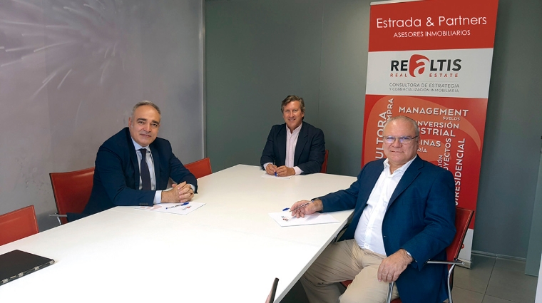 Claudio Losa, director general de Estrada &amp; Partners Madrid; &Aacute;lvaro Rojas, socio-director de Realtis Real Estate, y Jes&uacute;s Anaya, ejecutivo del sector inmolog&iacute;stico, firman el acuerdo de colaboraci&oacute;n entre las entidades.