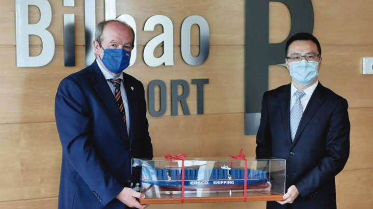 Wan Kun, managing director de COSCO Shipping Lines Spain, obsequi&oacute; al presidente de la AP de Bilbao, Ricardo Barkala, con la maqueta de un buque.