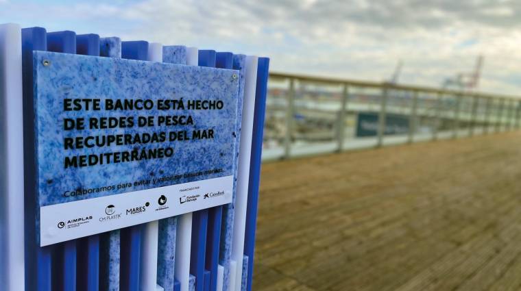 Se ha instalado en la Marina de València un banco de 840 kilos y seis metros fabricado 100% con material plástico reciclado que incluye en su composición un 15% de redes de pesca fuera de uso y otras basuras marinas.
