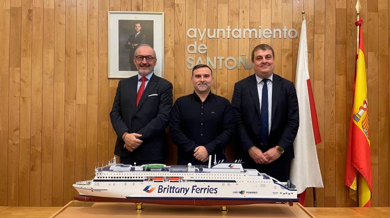 Desde la izquierda: Christophe Mathieu, CEO de Brittany Ferries; Jesús Gullart, alcalde de Santoña; Roberto Castilla, director de Brittany Ferries en España.