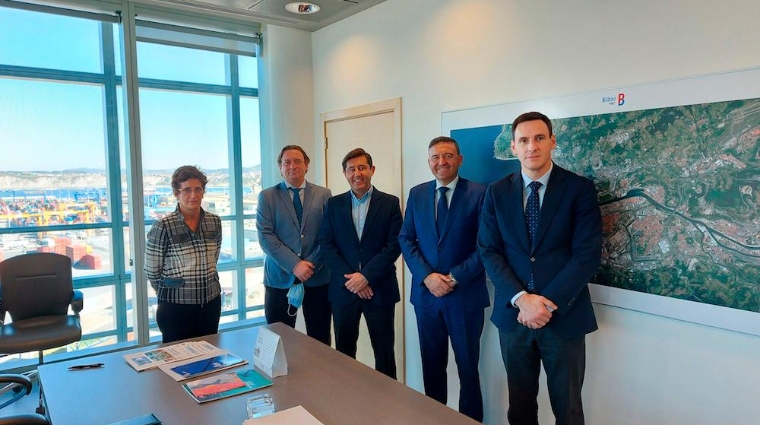 Desde la izquierda: Amaia Sarasola, jefa de Desarrollo Comercial de la Autoridad Portuaria de Bilbao; Ángel Gil, gerente de ALIA; Eduardo Corella, presidente de ALIA; Alfredo Caballero, vicepresidente de ALIA; Andima Ormaetxe, director de Operaciones, Comercial, Logística y Estrategia de la Autoridad Portuaria de Bilbao.