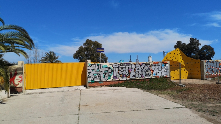 Se han abierto dos grandes puertas de acceso, unas mirillas para jugar observando qu&eacute; hay a la otra parte del muro, una mesa que conecta el barrio de Natzaret con el espacio del futuro parque y un roc&oacute;dromo.