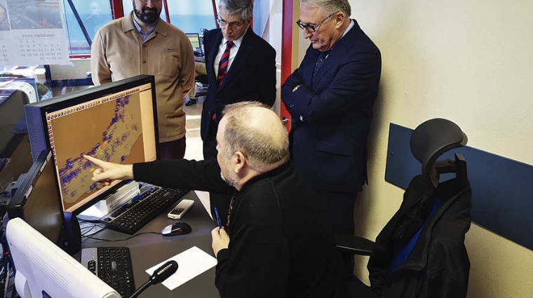 Jes&uacute;s Caicedo Bernab&eacute;, presidente de la Autoridad Portuaria de Almer&iacute;a, visit&oacute; la Torre de Salvamento Mar&iacute;timo, junto al capit&aacute;n mar&iacute;timo de Almer&iacute;a, Jos&eacute; Aranda Vasserot.