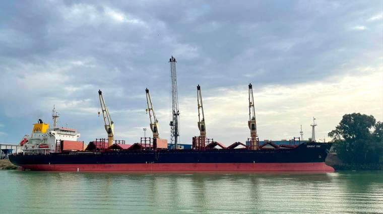 Sevilla recibe al “Orient Tide”, uno de los buques con mayor manga en atracar en el puerto
