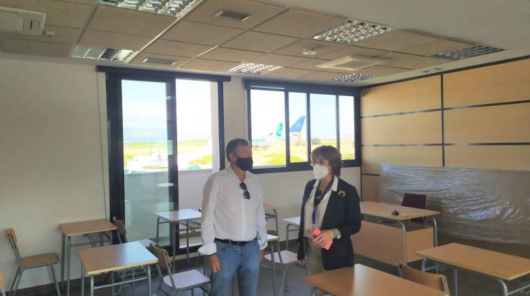 Manuel Gomicia y Blanca Mar&iacute;n, durante su reuni&oacute;n de hoy en el aeropuerto de Castell&oacute;n.