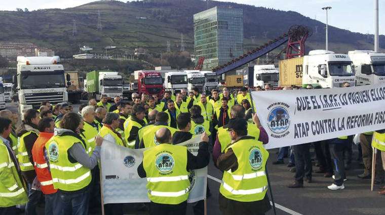 Asociados a ATAP en una de las movilizaciones de protesta llevadas a cabo en las instalaciones del Puerto de Bilbao. Foto J.P.
