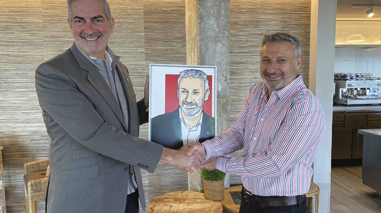 Francisco Prado, director general de Grupo Diario, entrega el cuadro a Francisco Toledo, ex presidente de Puertos del Estado.