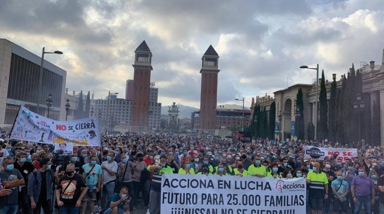 Centenares de trabajadores de Nissan se manifestaron ayer en las calles de Barcelona reclamando que la compa&ntilde;&iacute;a no cierre sus plantas.