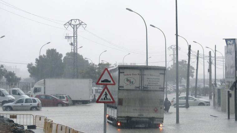 Calle Ciudad de Barcelona inundada durante un episodio de lluvias intensas.