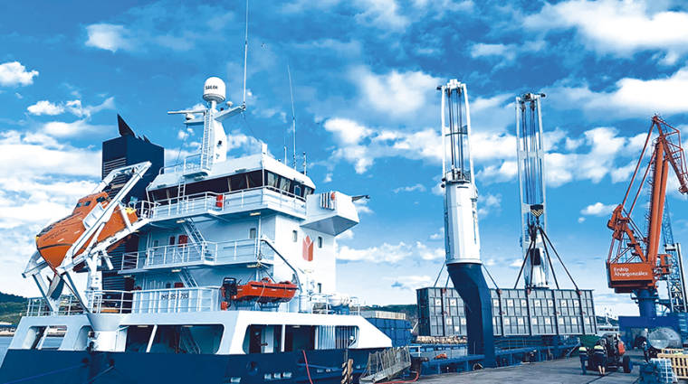 Uno de los buques de la flota de Ocean7 Projects embarcando una pieza industrial en el Puerto de Gij&oacute;n.