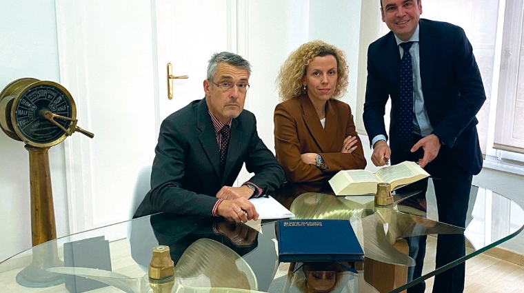 Carl Lubach, Teresa Font y Andr&eacute;s Candomeque, equipo de Proa Legal, expertos en Derecho Mar&iacute;timo.