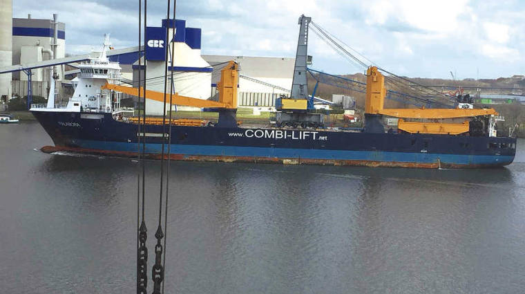 La gr&uacute;a fue cargada en el puerto de Gante a bordo del &ldquo;MV Palabora&rdquo; con ayuda de dos gr&uacute;as de barco Liebherr.